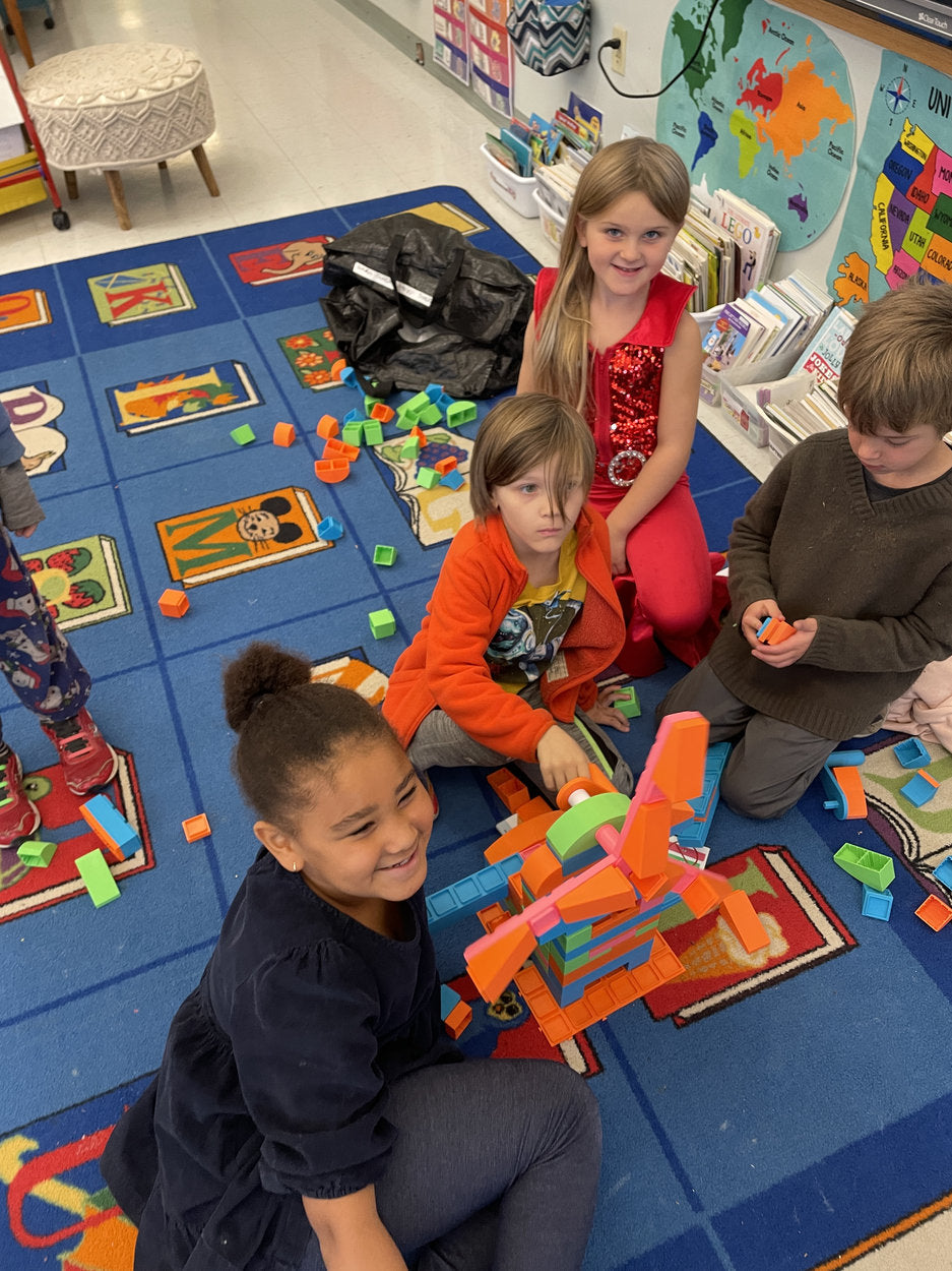 Children collaborating on an innovio build